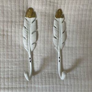 Decorative feather wall hooks